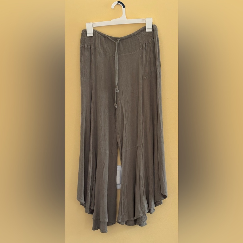 Green summer pants. Medium.